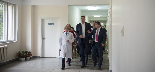 Віталій Кличко оглянув нове травматологічне відділення у дитячій лікарні №1